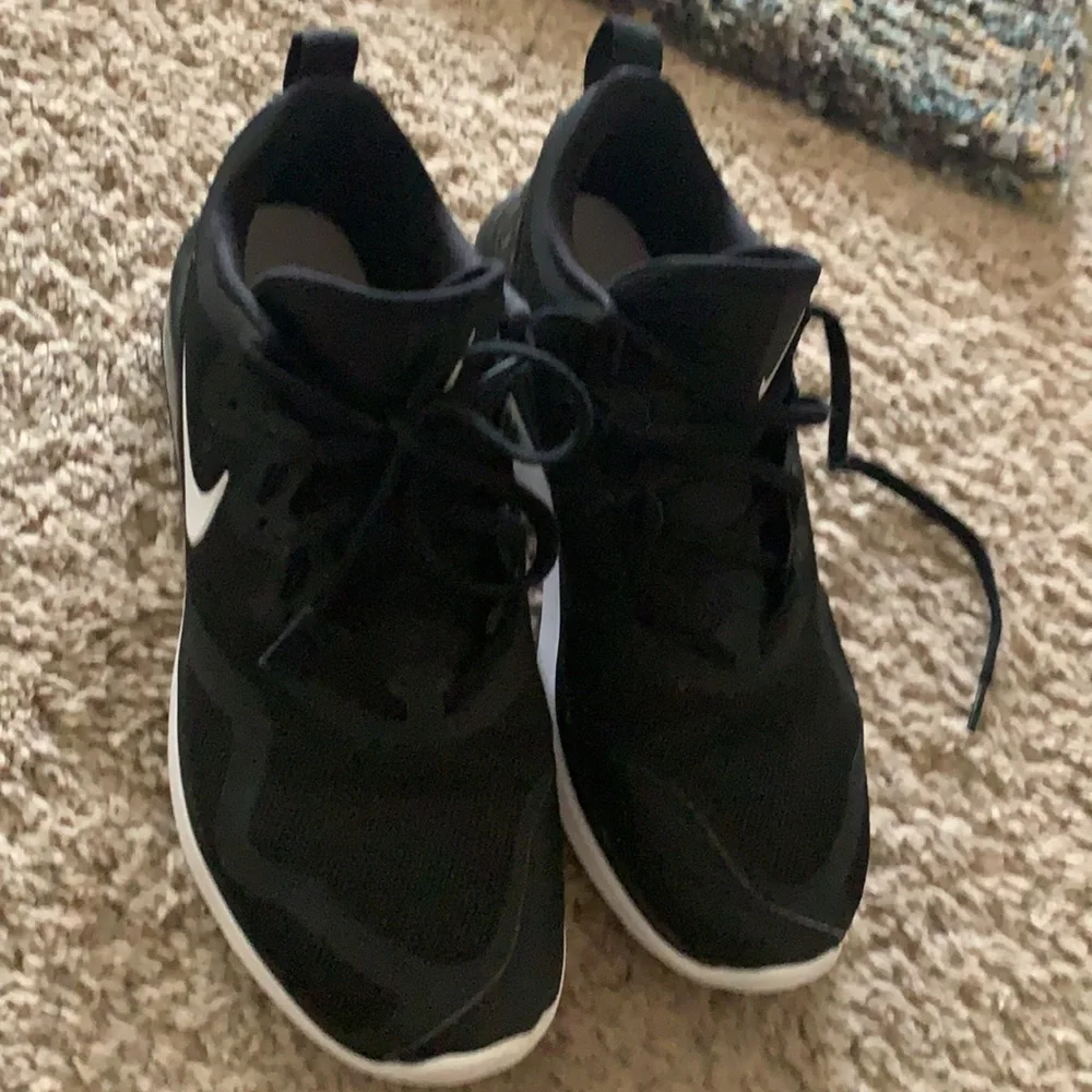 Nike Black and White Low-Top Athletic Sneakers - Picture 9 of 12